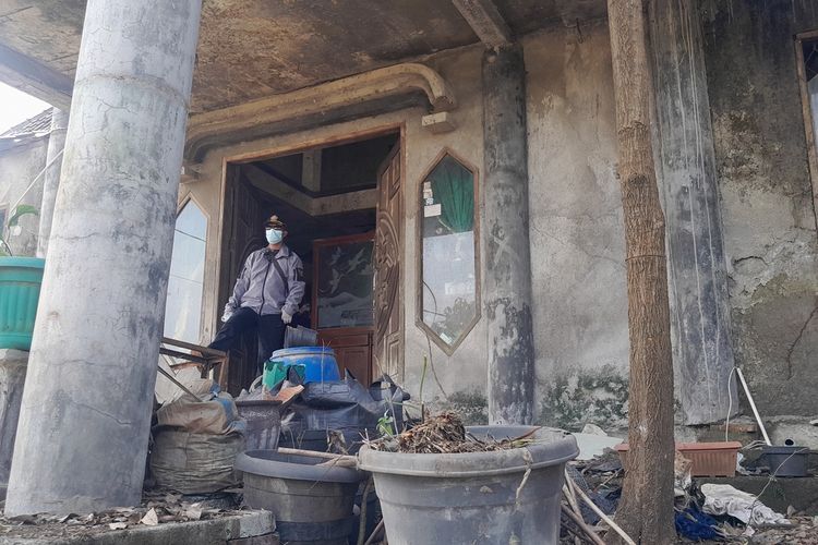 Penampakan rumah Dokter Wayan di Karawang yang viral terbengkalai tengah dibersihkan pada Rabu (4/5/2023).