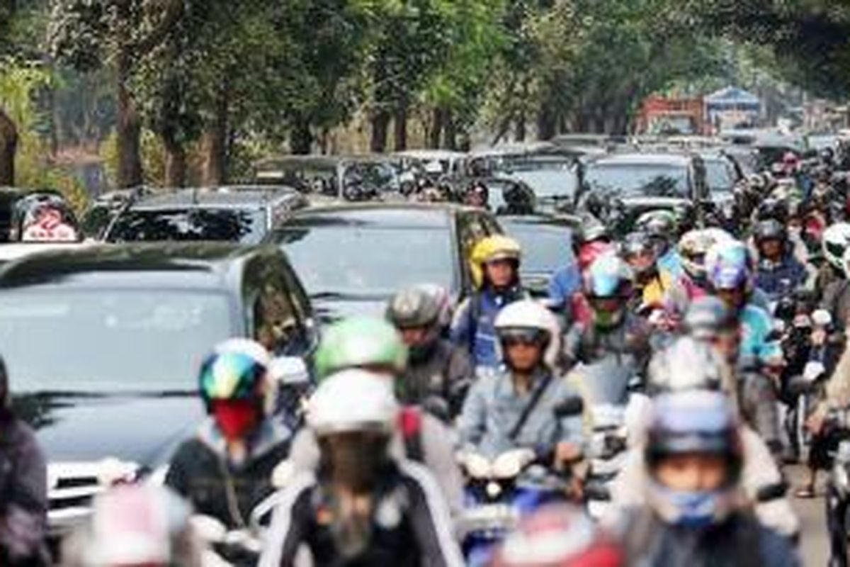 Kemacetan parah terjadi di ruas Jalan Tentara Pelajar dari arah Permata Hijau, Jakarta Selatan, Senin (2/11). Kemacetan itu disebabkan penutupan pelintasan sebidang kereta api di Permata Hijau karena akan ada pemasangan gelagar jalan layang di atas pelintasan tersebut. 