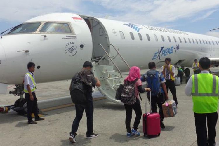 Pesawat Garuda Indonesia di Bandar Udara Internasional Kalimarau, Tanjung Redeb, Berau, Kalimantan Timur, Jumat (13/2/2015).