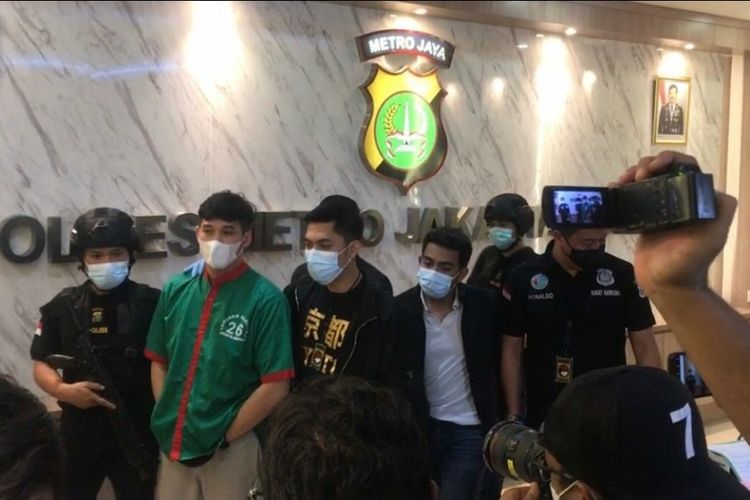 Suami Nindy Ayunda, Askara Parasady Harsono (baju hijau), dalam jumpa pers kasus narkoba di Polres Metro Jakarta Barat, Selasa (12/1/2021)