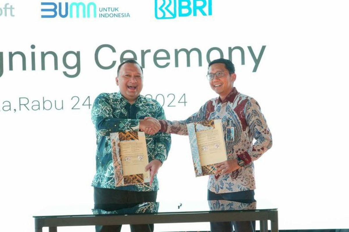 Direktur Digital dan Teknologi Informasi Arga M Nugraha dengan Presiden Direktur Microsoft Indonesia Dharma Simorangkir.
