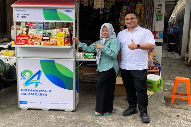 PNM memberikan 24 gerobak paket jualan kepada Ketua Kelompok Nasabah PNM Mekaar Unggulan di 24 wilayah Indonesia sebagai bentuk apresiasi. 