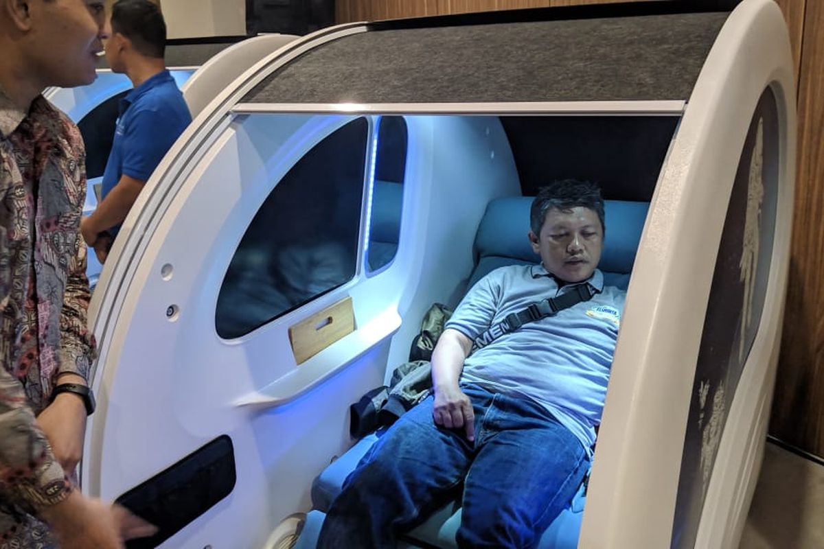 Seorang pengunjung mencoba Sleeping Pod di Hotel Kapsul Digital Airport Hotel Terminal 2D Bandara Soekarno-Hatta, Kamis (27/2/2020)