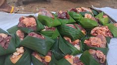 Tekan Sampah Plastik, Warga Sumenep Bungkus Daging Kurban dengan Daun Pisang