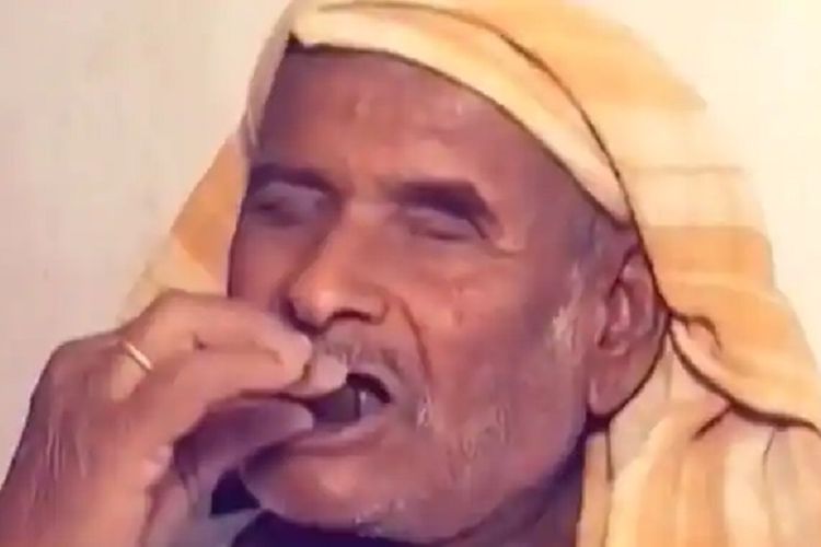 Ramdas Bodke, seorang pria di Negara Bagian Maharashstra, India, yang menjadi viral karena mengaku hanya makan batu selama 32 tahun terakhir.