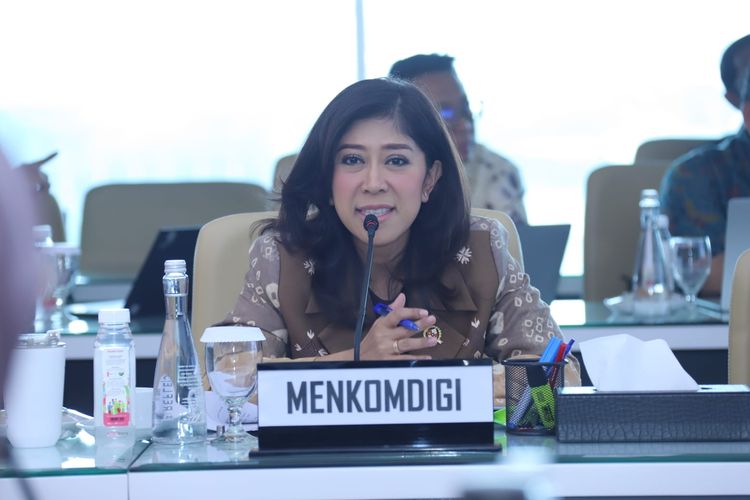 Menteri Komunikasi dan Digital (Menkomdigi) Meutya Viada Hafid dalam rapat dengan Menteri Pendayagunaan Aparatur Negara dan Reformasi Birokrasi (Menpan RB) Rini Widyantini di Jakarta, Selasa (4/2/2025). 
