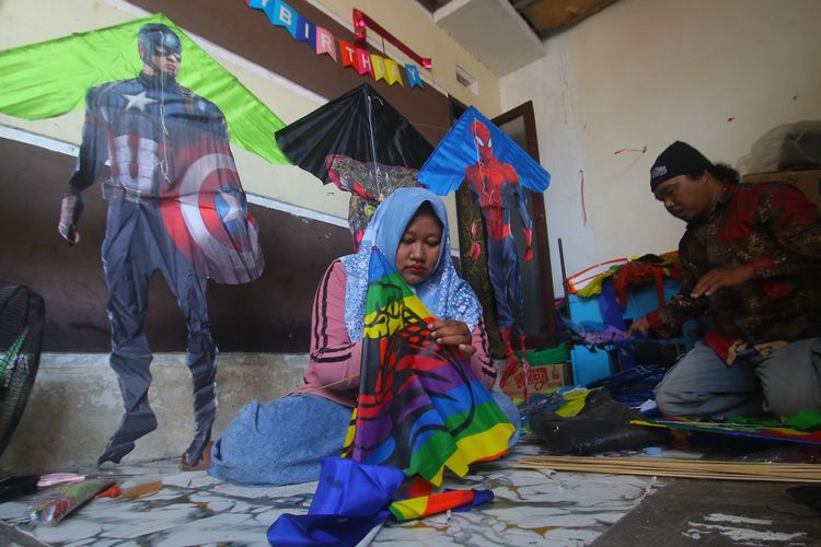 Musim Kemarau, Perajin Layang-layang Hias di Mojokerto Tetap Produksi meski Pesanan Turun