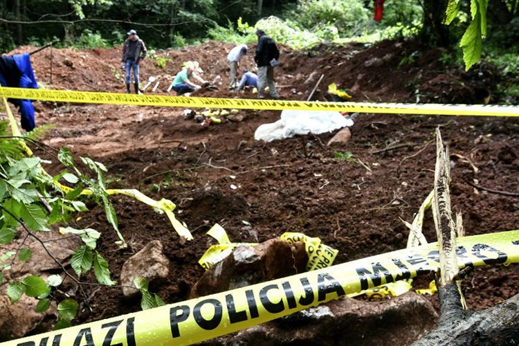 Anggota tim ahli forensik Bosnia dan sejumlah pekerja lain mencari jenazah manusia, di lokasi kuburan massal yang baru ditemukan di Desa Tugovo, dekat Kota Vlasenica, Bosnia timur, pada tanggal 13 September 2017. 