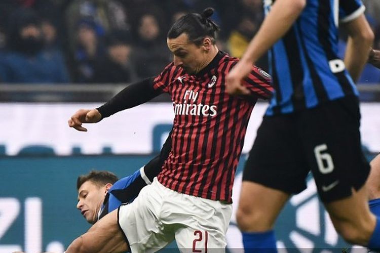Penyerang AC Milan, Zlatan Ibrahimovic dihadang sejumlah pemain Inter Milan dalam laga pekan ke-23 Serie A Liga Italia di Stadion Giuseppe Meazza, San Siro, Milan, 9 Februari 2020.