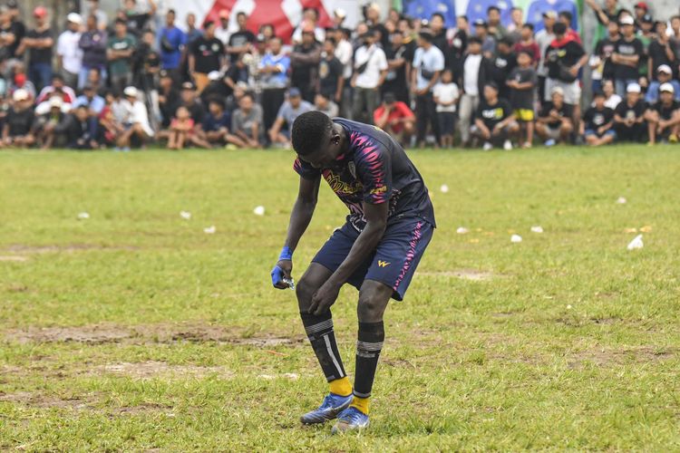 Pesepak bola asal Mali yang membela klub Dennis FC, Seydou Diakite memasukkan uang sawerannya ke dalam kaos kakinya saat mengikuti final turnamen Bina Jaya Cup XXV/2023 di Lapangan Latus Jaya, Pamulang, Tangerang Selatan, Banten.