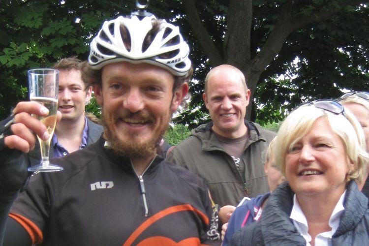 Mike Hall bersama sang ibu Pat di Greenwich Royal Observatory setelah memenangi World Cycle Race 2012.