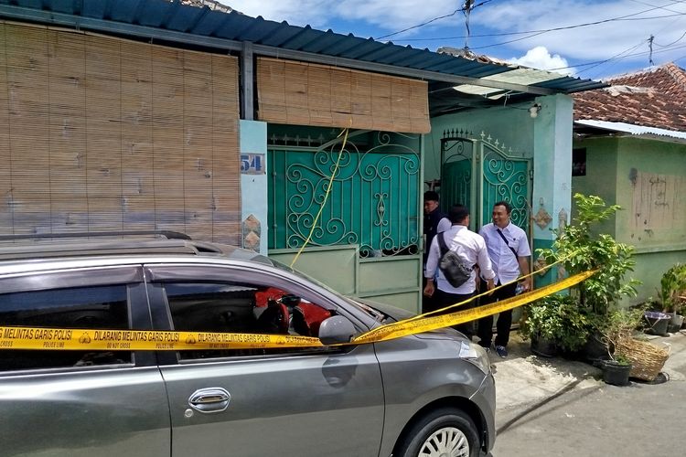 TKP rumah suami bunuh istri di Banyuwangi, Senin (20/10/2025).