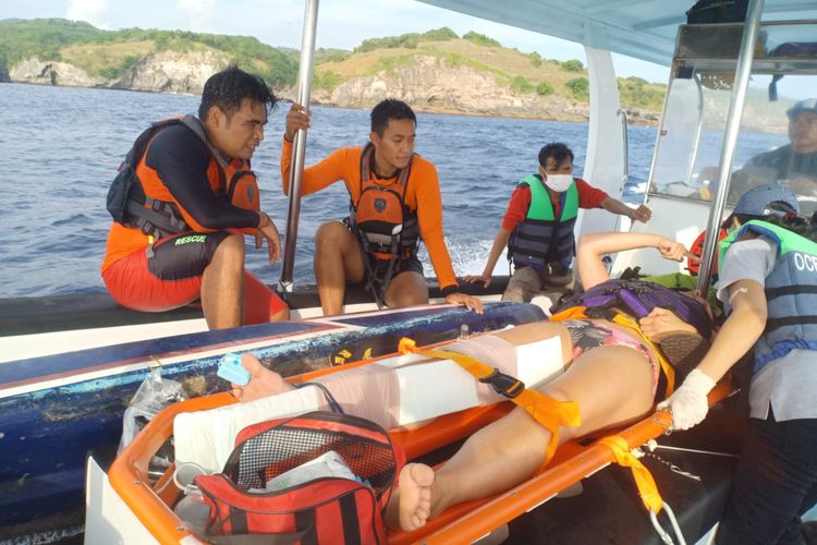 Tim SAR gabungan bersama korban dalam perjalanan menuju Pelabuhan Padangbai, Karangasem, Bali, Sabtu (4/6/2022). Dok.Humas Basarnas Bali