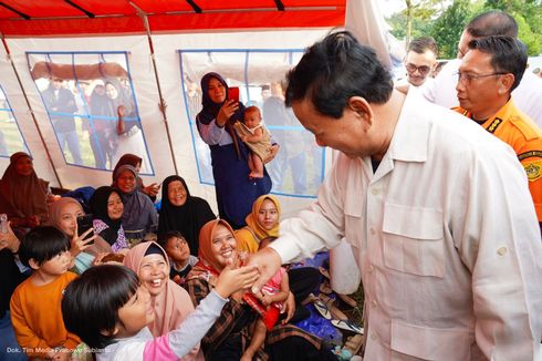 Momen Prabowo Berinteraksi dengan Pengungsi Korban Bencana Tanah Bergerak di Bogor