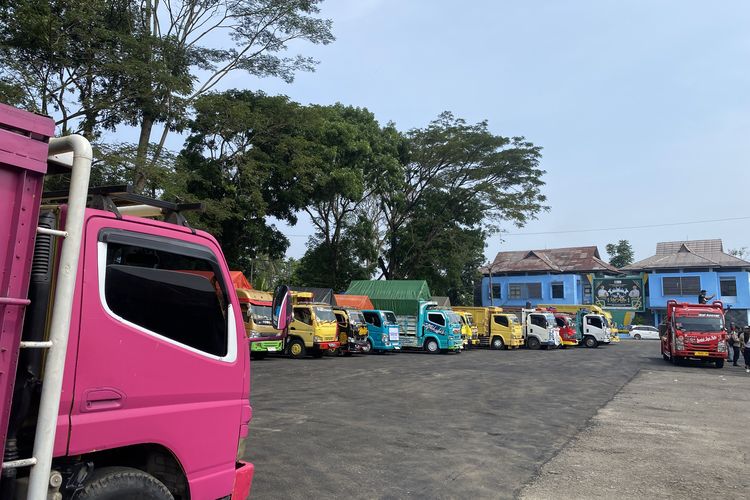 Puluhan mobil truk tengah terparkir di halaman Kantor Dishub Kabupaten Sukabumi saat para sopir tengah melakukan aksi unjuk rasa aturan ODOL. Selasa (24/6/2025)siang.