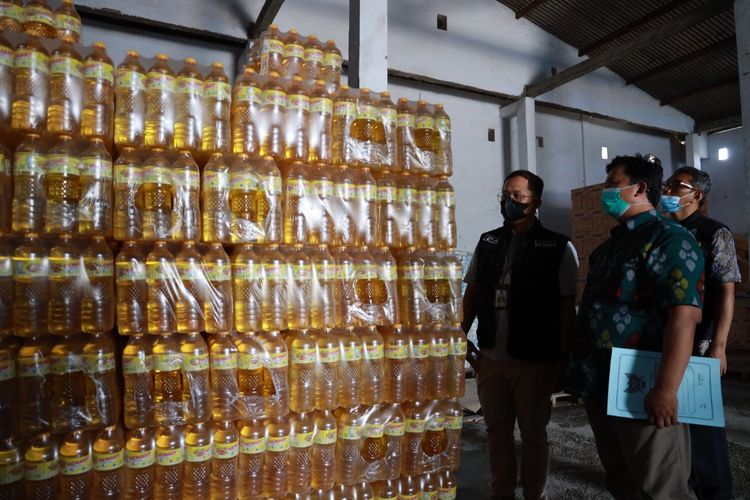 Petugas Dinas Perindustrian dan Perdagangan Kota Kediri, Jawa Timur, saat melakukan pemantauan stok minyak goreng di sebuah distributor wilayah Kecamatan Mojoroto.