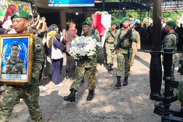 Ribuan Warga Lepas Kepergian Pahlawan Perdamaian Kopda Farizal, dari Rumah Duka ke TMP Giripeni