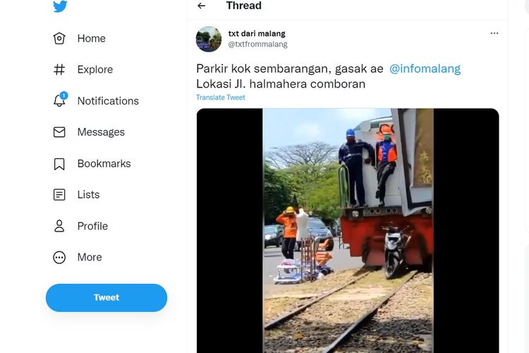 Tangkapan layar video viral sepeda motor ditabrak kereta di Malang, Jawa Timur.