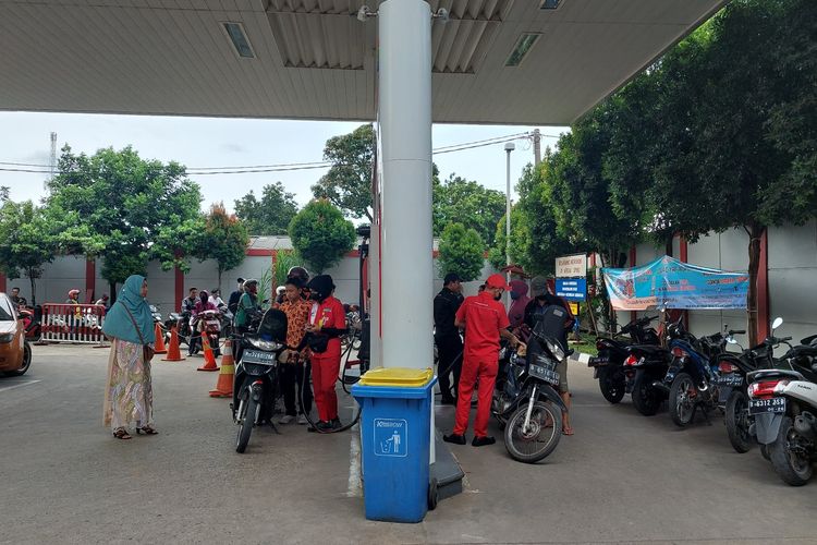 Konsumen mengantre BBM usai kenaikan harga oleh pemerintah, SPBU Pertamina di Jalan Raya Cipayung, Cipayung, Depok, Sabtu (3/9/2022).