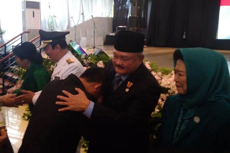 Pj Gubernur Sumsel Hadi Prabowo dan Alex Noerdin ketika pisah sambut di Griya Agung, Palembang, Sumatera Selatan, Jumat ( 21/9/2018). Hadi Prabowo menjabat sebagai Pj Gubernur Sumsel sembari menunggu pelantikan Gubernur Sumsel terpilih Herman Deru-Mawardi Yahya.