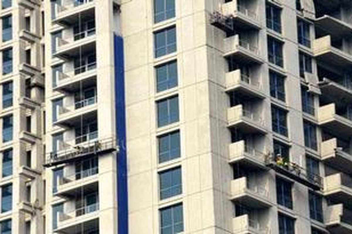 Pekerja menyelesaikan pembangunan apartemen di Jalan Senopati, Jakarta, Senin (10/10/2011). Tren peningkatan hunian apartemen di Jakarta antara lain dipicu kemacetan yang makin parah sehingga masyarakat memilih hunian yang dekat dengan tempat kerja.