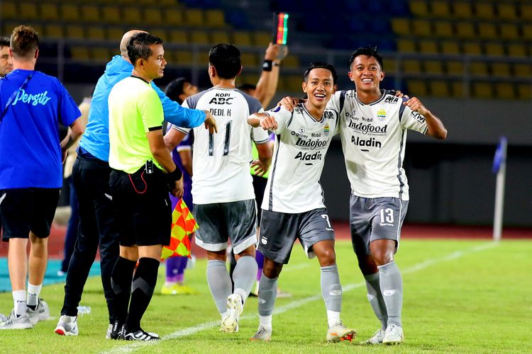 Pemain Persib Bandung Beckham Putra dan Febri Hariyadi selebrasi usai menjebol gawang Persik Kediri saat pertandingan pekan ke-12 Liga 1 2022-2023 yang berakhir dengan skor 0-3 di Stadion Manahan Solo, Rabu (7/12/2022) malam.