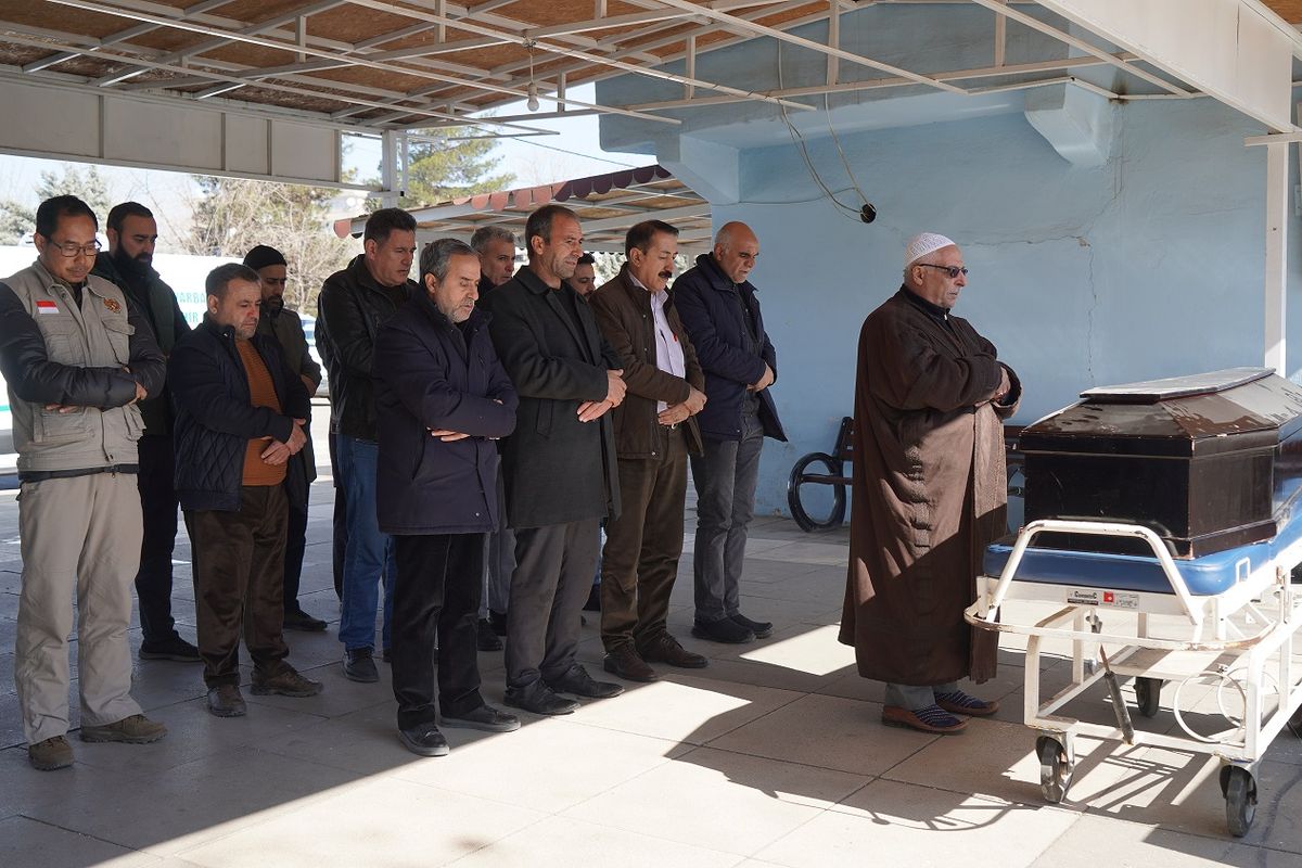 A group of people in Turkey performing the Islamic funeral prayer for the Indonesian nationals who found dead in Turkey quake on Thursday, February 16, 2023. 