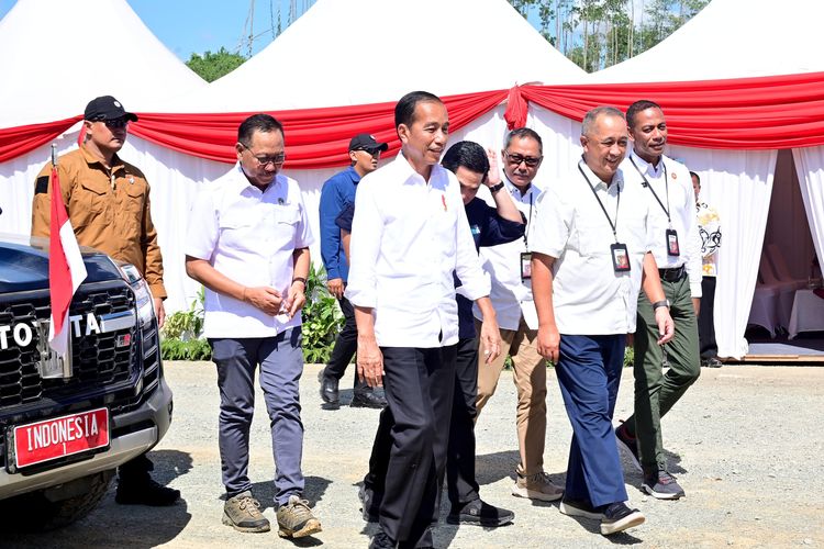 Presiden Joko Widodo meninjau pembangunan gedung kantor perbankan di kawasan Ibu Kota Nusantara (IKN), Penajam Paser Utara, Kalimantan Timur, Kamis (29/2/2024). 