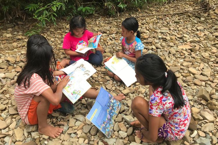 Pembelajaran di Hutan Sekolah Adat Arus Kualan