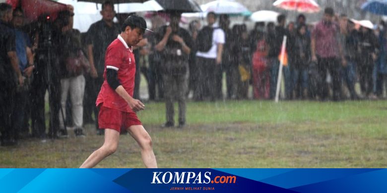 Momen Jokowi Hujan-hujanan Main Bola, Sambut Timnas Lolos Babak 16 Besar Piala Asia