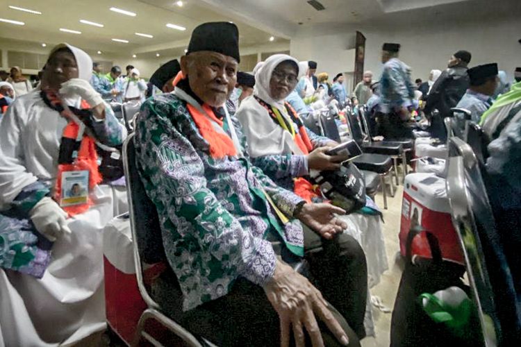 Abah Halim, jemaah haji tertua asal Cipongkor, Bandung Barat bersiap untuk berangkat ke mekah pada Senin (12/6/2023).
