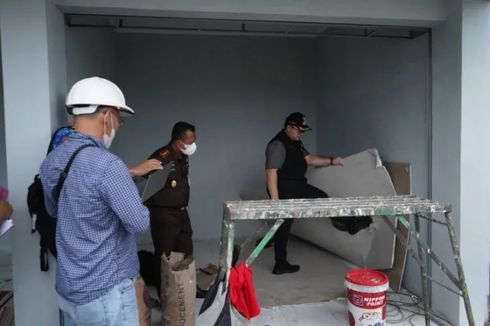 Marah dan Tendang Material Plafon Saat Sidak Pembangunan Pasar Wates, Bupati Kediri: Mau Ditaruh di Mana Muka Saya