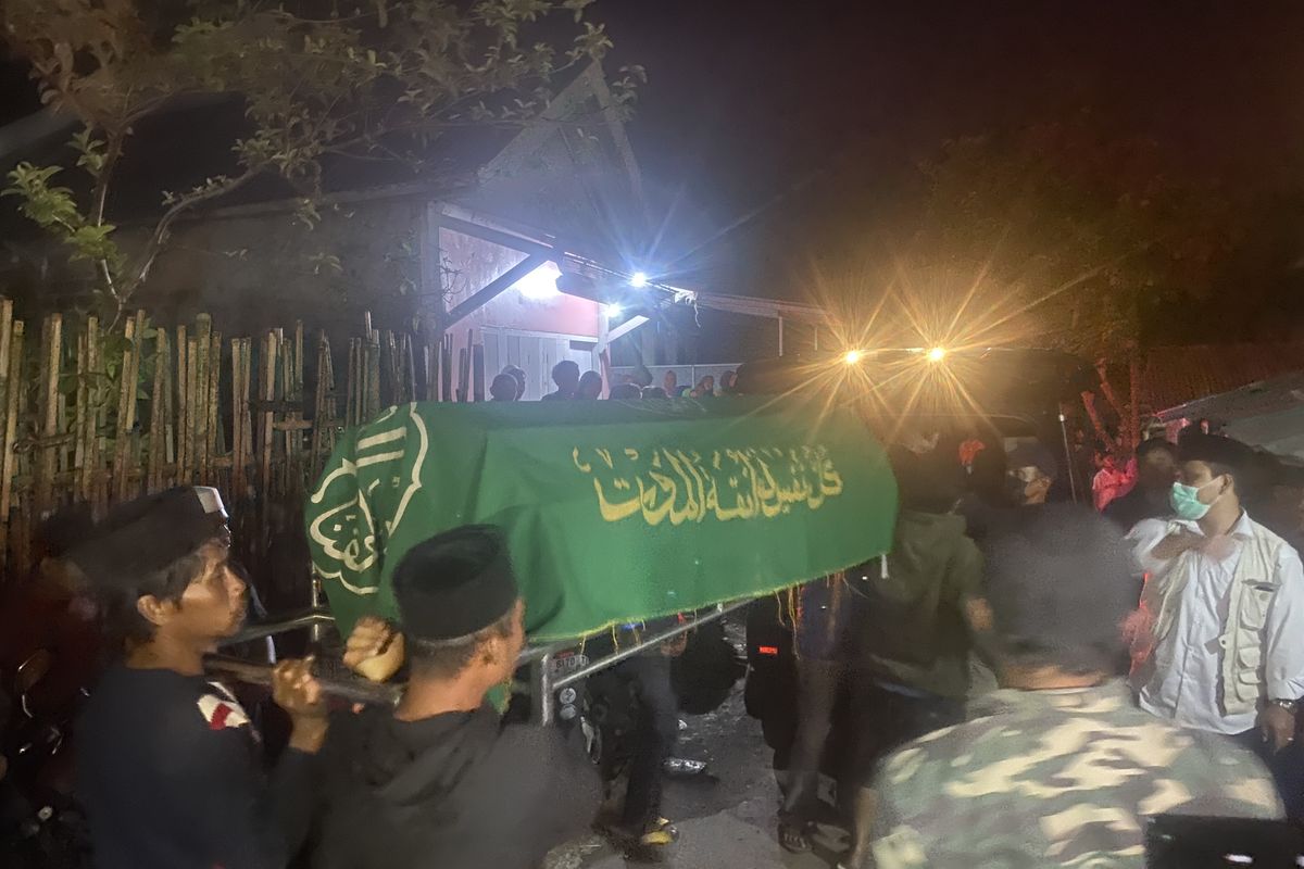 Jenazah Aris, warga Kampung Cidadap, Rt 2 Rw 12, Desa Sukaraja, Kecamatan Sukaraja, Kabupaten Sukabumi, Jawa Barat. yang mayatnya ditemukan tampa alat kelamin di Sungai Ciliwung, Kampung Parakan Kembang, Kabupaten Bogor.