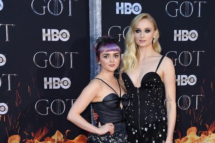 Aktris asal Inggris Maisie Williams ((kiri) da Sophie Turner menghadiri pemutaran perdana musim ke-8 film seri Game of Thrones di Radio City Music Hall, New York City, pada 3 April 2019. 