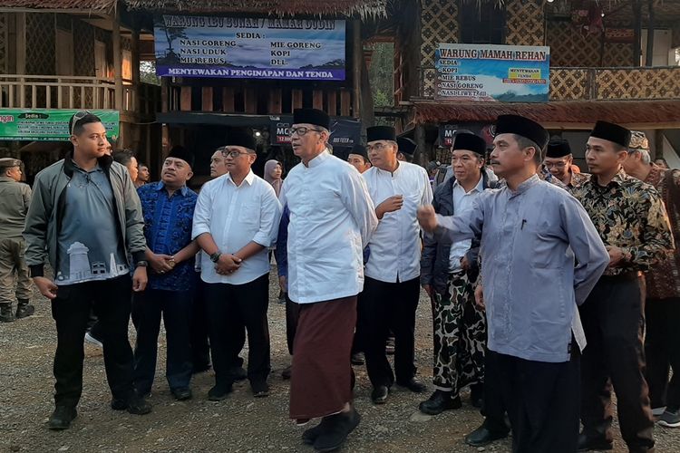 Gubernur Banten Wahidin Halim saat berada di obyek wisata negeri di atas awan Gunung Luhur, Citorek, Kecamatan Cibeber, Kabupaten Lebak, Kamis (24/10/2019).