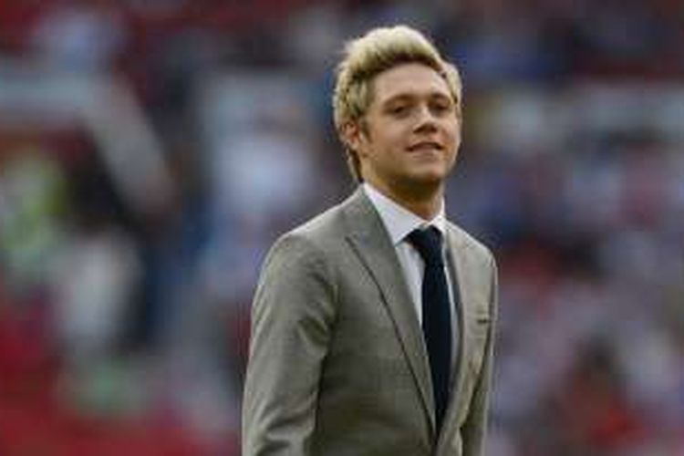 Personel boyband One Direction Niall Horan menghadiri pertandingan amal Soccer Aid antara Inggris dengan the Rest of the World di stadion Old Trafford, Manchester, Inggris, Minggu 95/6/2016).
