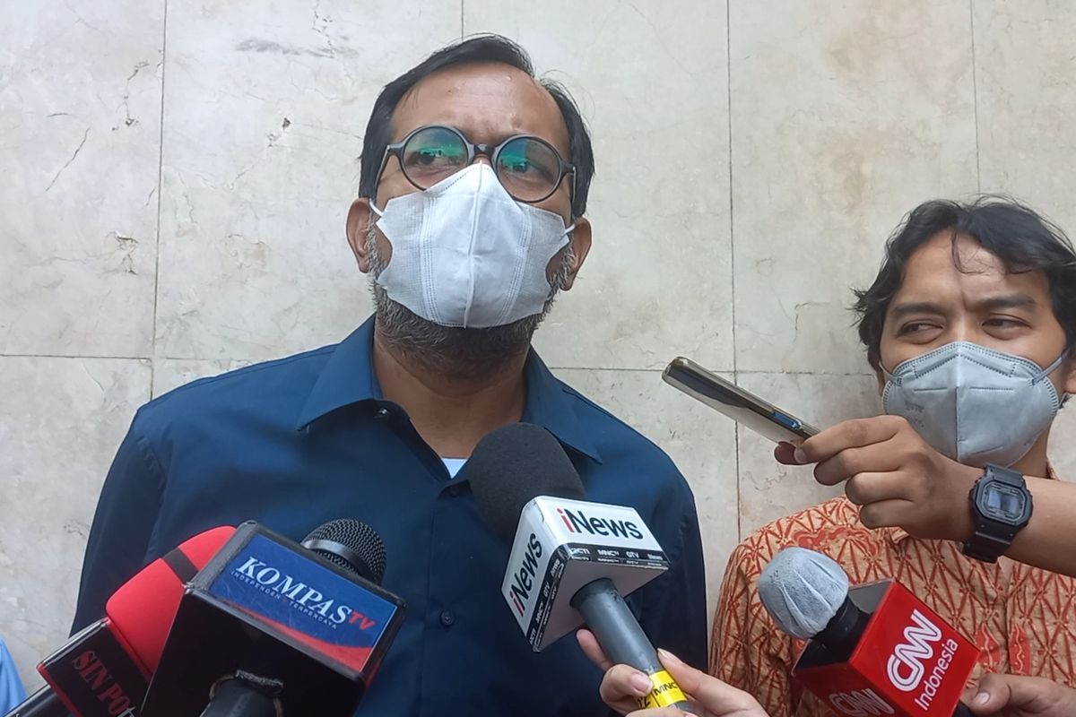 Aktivis Haris Azhar usai kepolisian terkait laporan kasus pencemaran nama baik Menteri Koordinator Bidang Kemaritiman dan Investasi, Luhut Binsar Pandjaitan di Polda Metro Jaya, Senin (22/11/2021).