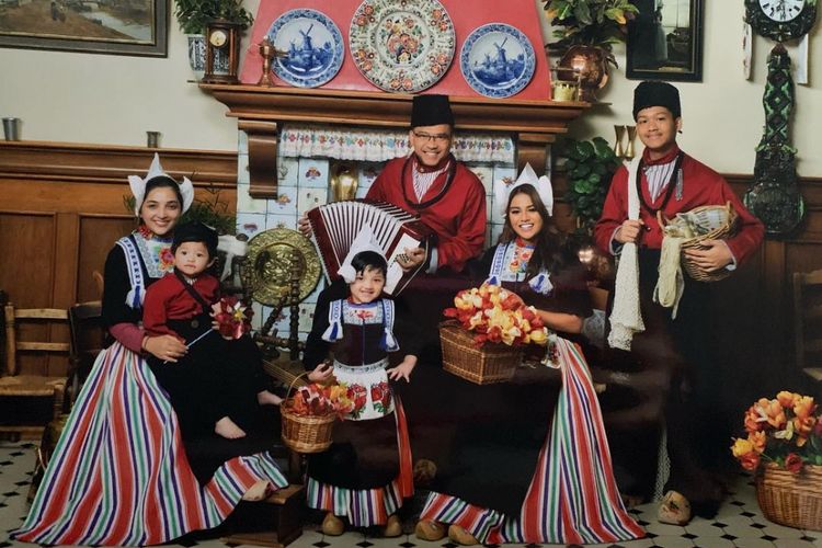 Keluarga Ashanty dan Anang Hermansyah berfoto bersama mengenakan busana tradisional Belanda.
