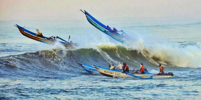 Nelayan menerjang gelombang tinggi saat berangkat melaut di lepas pantai Pandanarang, Cilacap, Jawa Tengah.