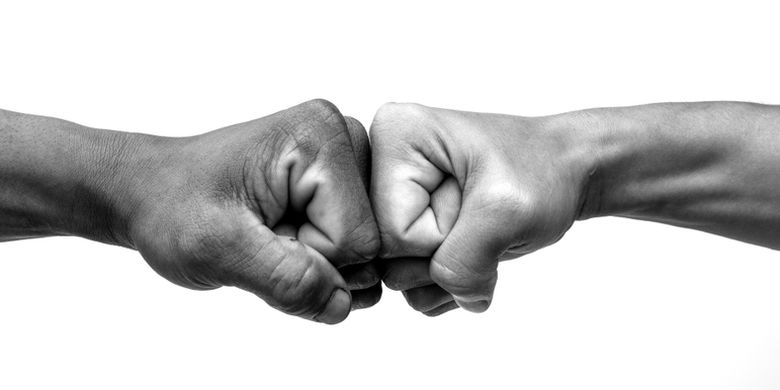 Cegah Corona Fist Bump Dan Wuhan Shake Alternatif Jabat Tangan Halaman All Kompas Com