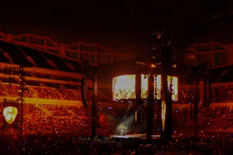 Penyanyi Ed Sheeran membawakan lagu pada konser bertajuk Ed Sheeran +-=:x tour in Indonesia di Jakarta International Stadium, Jakarta, Sabtu (2/3/2024). Pada konser di atas panggung 360 derajat tersebut Ed Sheeran membuka penampilan dengan lagu berjudul Tides serta membawakan lagu berjudul perfect, Shape of You dan Castle On the hill. ANTARA FOTO/Asprilla Dwi Adha/wpa/nym.