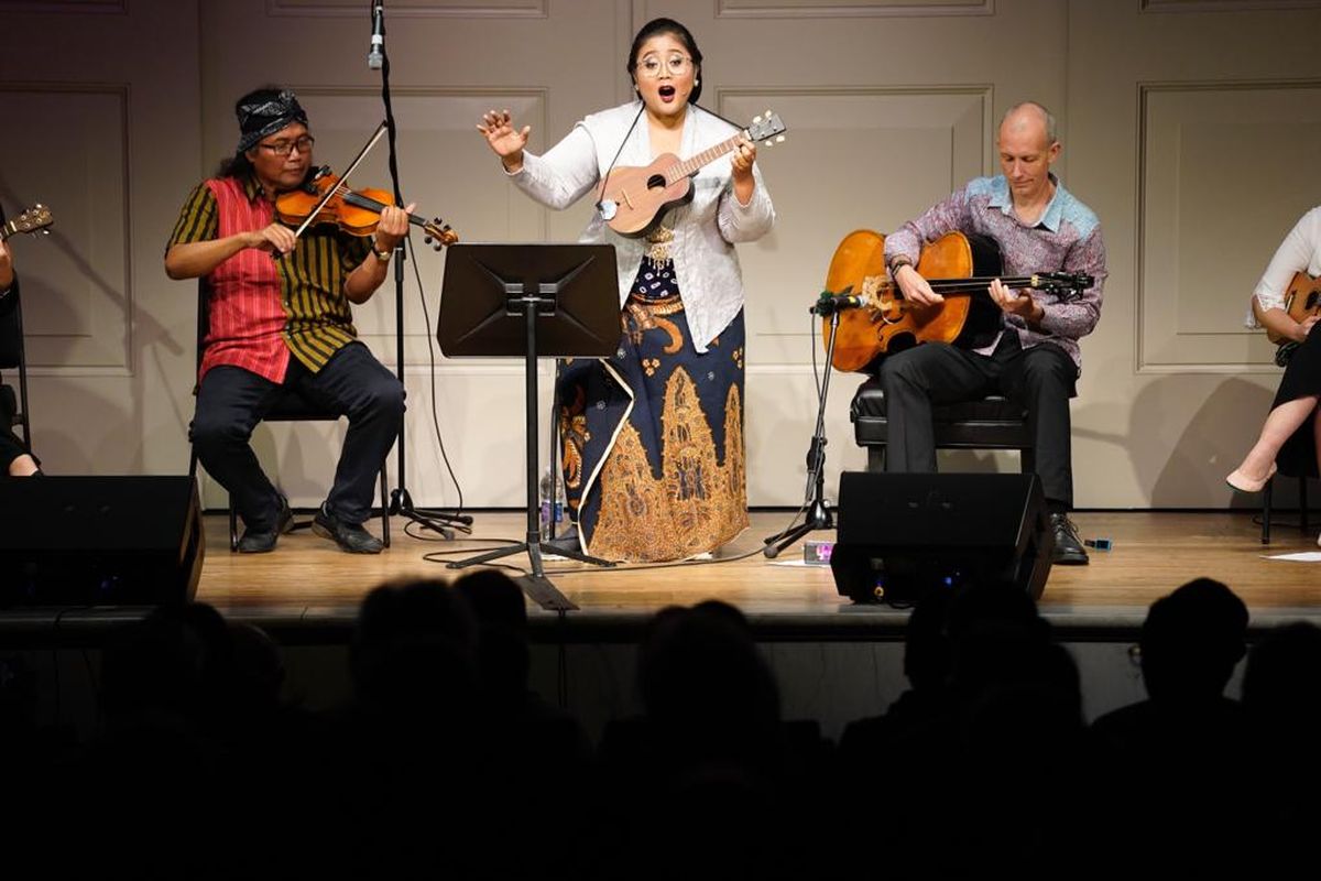 Pergelaran maestro Keroncong Indonesia, Endah Laras dan Danis Sugiyanto, serta grup Keroncong Rumput asal University of Richmond, Virginia, AS, pimpinan Profesor Andy McGraw, yang semua personilnya merupakan warga AS. 