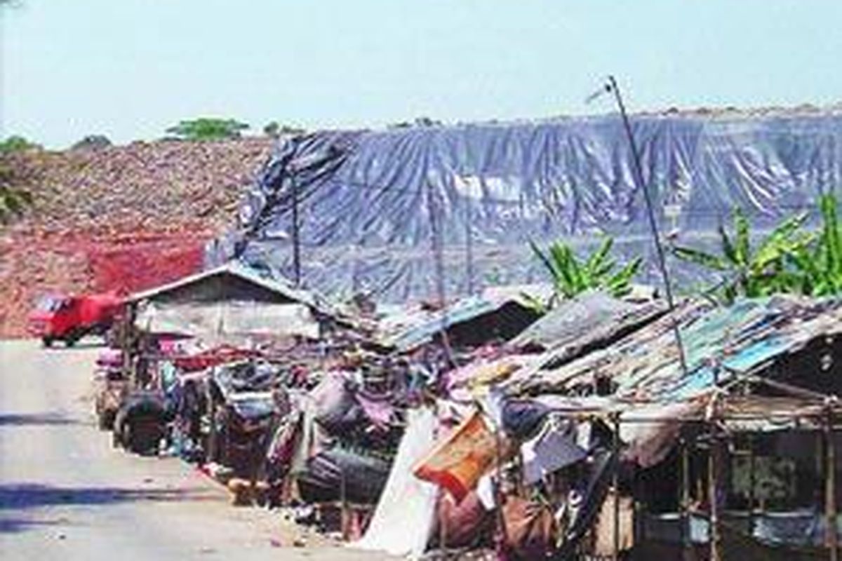 Bukit sampah di TPA Sumur Batu, Kecamatan Bantar Gebang, Kota Bekasi, Jawa Barat, Sabtu (9/8). 