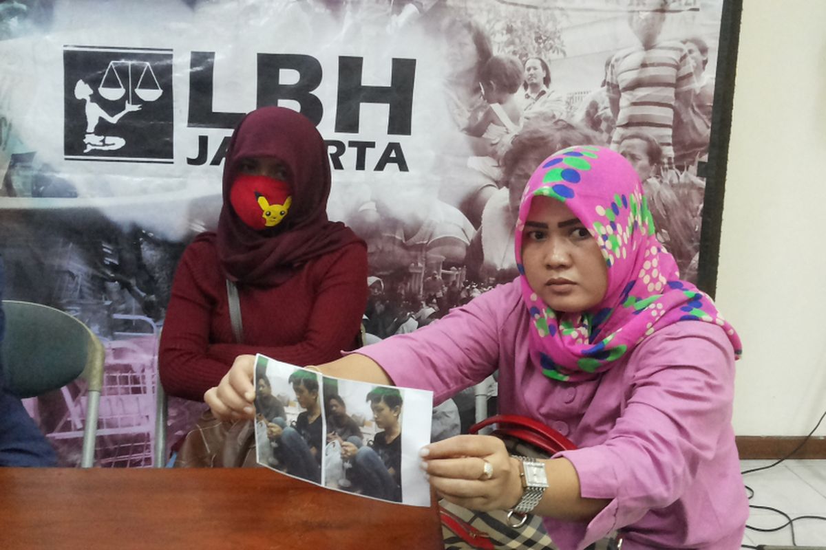 Pihak keluarga dari terduga korban penyiksaan pihak kepolisian saat memperlihatkan foto-foto kondisi korban di Kantor LBH Jakarta, Menteng, Jakarta Pusat, Minggu (28/5/2017).