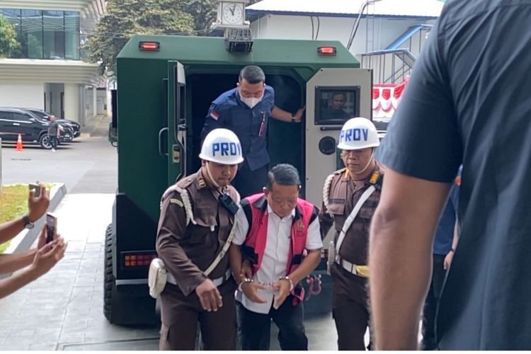 Febrie Adriansyah Tiba di Kejagung, Langsung Digiring ke Ruang Pemeriksaan