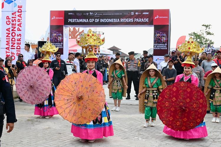 Rangkaian acara Pertamina Grand Prix of Indonesia 2024 menjadi ajang penampilan budaya yang dinikmati oleh masyarakat dan wisatawan Lombok.