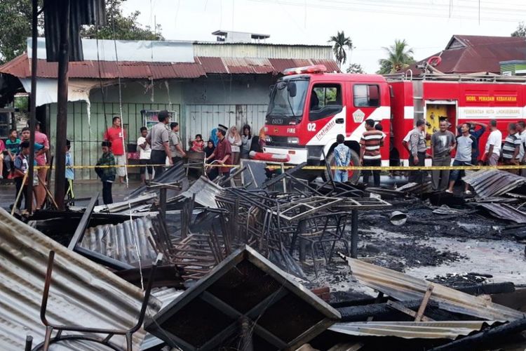 Pemilik toko dan warga melihat puing-puing kebakaran di Pasar Geudong, Kabupaten Aceh Utara, Kamis (24/5/2018)