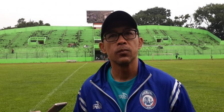 Pelatih Arema FC Aji Santoso usai menjalani latihan di Stadion Gajayana, Kota Malang, Senin (20/2/2017)