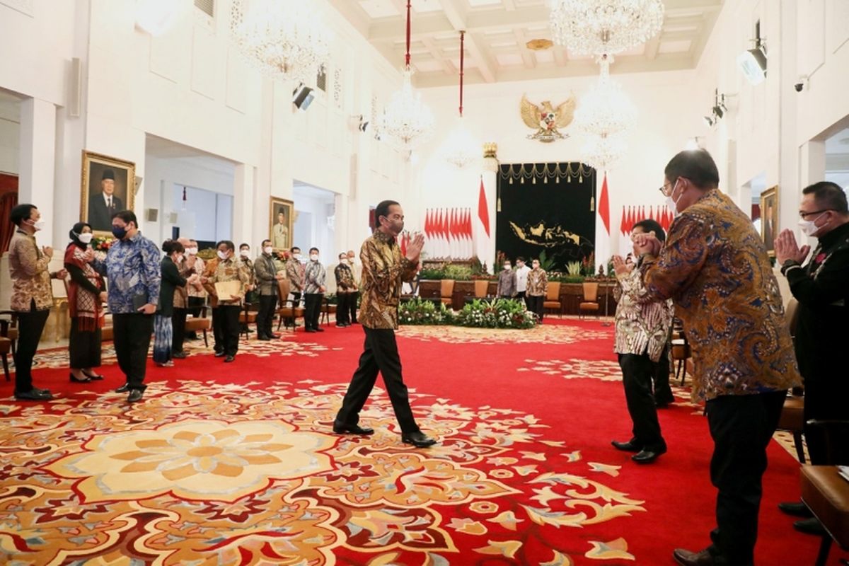 Presiden Joko Widodo (Jokowi) memberikan sambutan ke sejumlah pihak saat pelaksanaan Kompas100 CEO Forum ke-12 Powered by East Ventures.