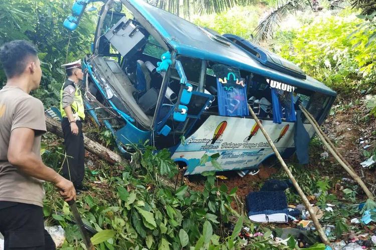 Bus Penantian Utama terjun bebas ke jurang sedalam 50 meter di Tanjakan Mayit, Kecamatan Bengkunat, Kabupaten Pesisir Barat, Selasa (17/5/2022) siang.